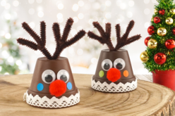 Renne du Père Noël avec un pot en terre cuite - Pompons - 10doigts.fr