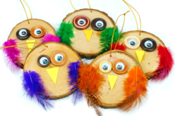 Suspensions chouettes avec des tranches de bois - Plumes décoratives - 10doigts.fr