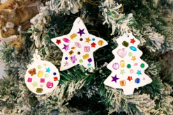 Suspensions de Noël en pâte à modeler - Outils de Modelage - 10doigts.fr