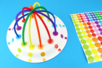 Assiette arc-en-ciel pour apprendre les couleurs - Gommettes formes assorties – 10doigts.fr