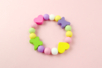 bracelet bébé perles en bois colorées - Perles Bois – 10doigts.fr