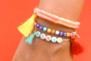 bracelet elastique lettres - Bijoux messages – 10doigts.fr