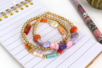 bracelet tendance perles splatter et perles dorées - Perles Acrylique – 10doigts.fr