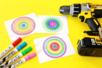 dessiner des cercles colorés enfants visseuse perceuse - Activités manuelles tableaux – 10doigts.fr