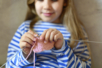 fille au tricot - Fils à tricoter – 10doigts.fr