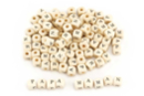 Perles en bois “PAPA” et “MAMAN” - 90 perles - Perles Alphabet - 10doigts.fr