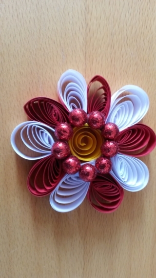 Quilling rouge et blanc avec perles - Quilling - 10doigts.fr