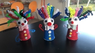 Clown avec un gobelet - Créations d'enfant - 10doigts.fr