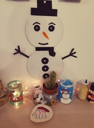 Bonhomme de neige crée avec de la recupération de carton nous en avons fait deux un noir et un rouge - Pâques, Noël - 10doigts.fr