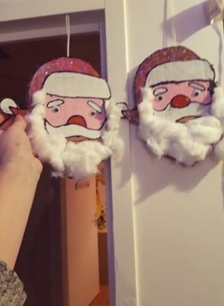 réalisation de la tête du père Noël avec des cartons de colis - Pâques, Noël - 10doigts.fr