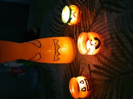 Atelier création de peinture sur un vase est des petits pots de yaourts sur le thème d'halloween - Divers - 10doigts.fr