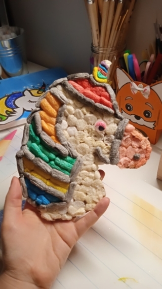 Licorne réaliser sur un morceau de carton avec des flocons de maïs - Divers - 10doigts.fr