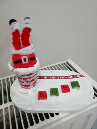 Père Noël coincé dans la cheminée - 10doigts.fr