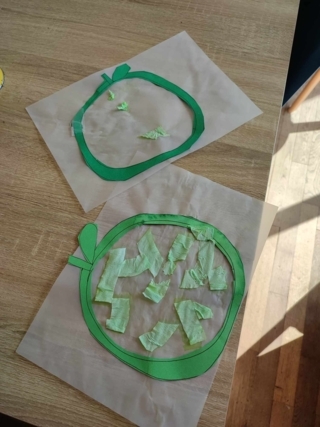 Pommes vertes avec du papier crépon. - 10doigts.fr