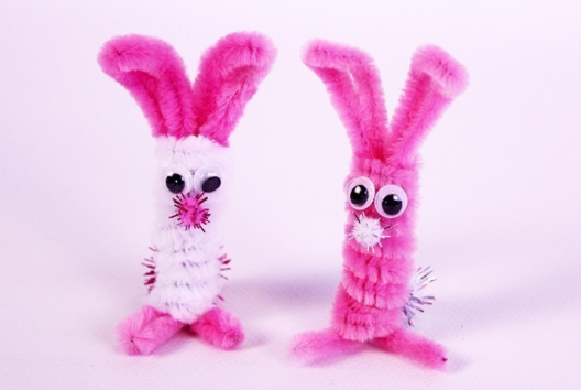 Lapin en fil chenille - Activités manuelles DIY Pâques - 10doigts.fr