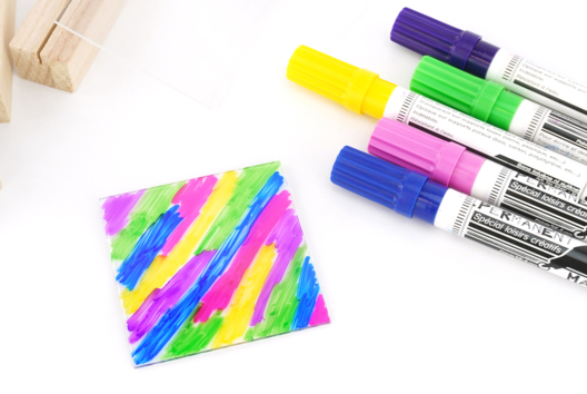 coloriage feutre sur plaque plexi - Activités manuelles fête des mères - 10doigts.fr - 2