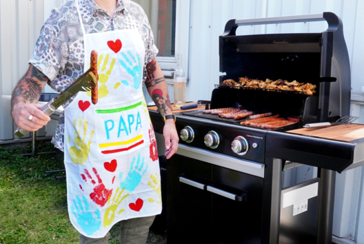 tablier fête des pères barbecue cadeau enfants empreintes mains - Activités manuelles fête des pères - 10doigts.fr