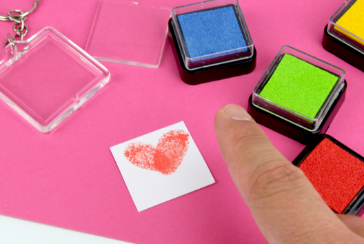 tampons doigts porte-clés - Activités manuelles fête des mères - 10doigts.fr - 2