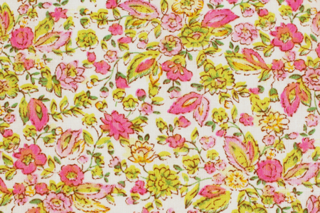 Coupon de tissu en coton imprimé fleurs, rose jaune fond vert - 55 x 45,5 cm - Coupons de tissus – 10doigts.fr