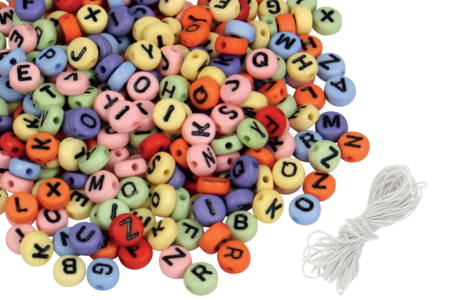 perles alphabet multicolore noir - Bijoux messages – 10doigts.fr