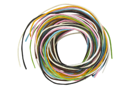 Set de 8 cordons (1 mètre - ø 1 mm) en coton ciré, couleurs assorties : écru, rose, bleu turquoise, noir, brun, blanc, vert, orange - Fil coton, échevette – 10doigts.fr