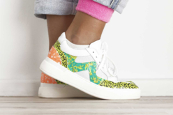 Customiser des baskets au vernis-colle ! - Papiers Vernis-collage - 10doigts.fr