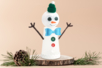 Bonhomme de neige lumineux avec un gobelet - Tutos Noël – 10doigts.fr