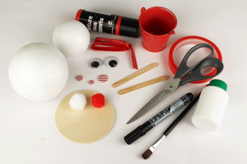 Bonhomme de neige avec seau sur la tête