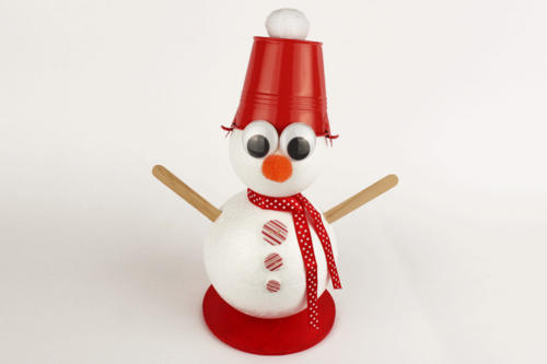 Bonhomme de neige avec seau sur la tête