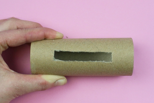 Support pour smartphone avec un rouleau en carton