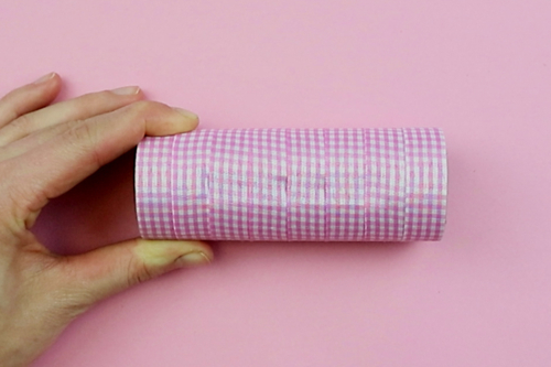 Support pour smartphone avec un rouleau en carton