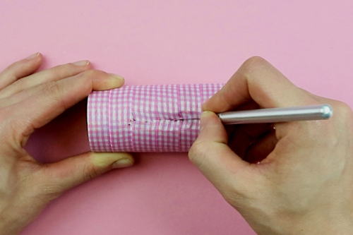 Support pour smartphone avec un rouleau en carton