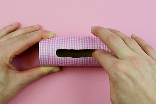 Support pour smartphone avec un rouleau en carton