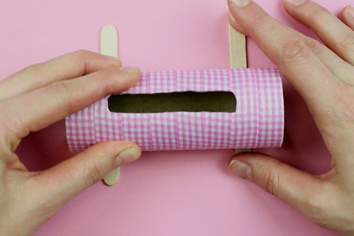 Support pour smartphone avec un rouleau en carton