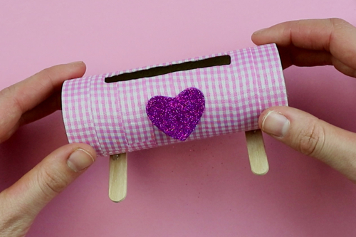 Support pour smartphone avec un rouleau en carton