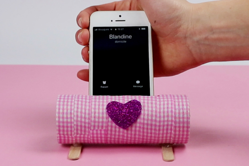 Support pour smartphone avec un rouleau en carton