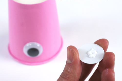 Fabriquer un mobile pieuvre avec un gobelet