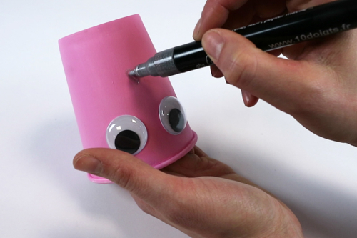 Fabriquer un mobile pieuvre avec un gobelet