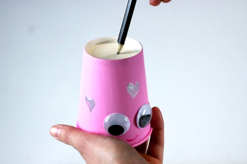 Fabriquer un mobile pieuvre avec un gobelet