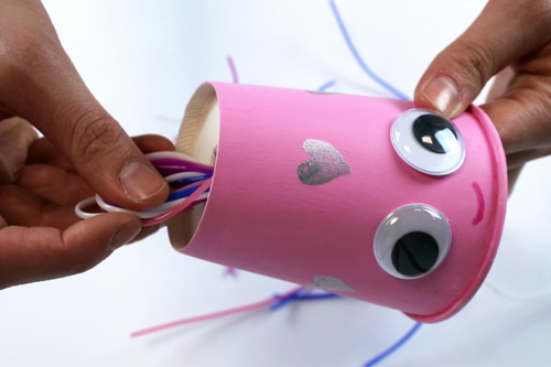 Fabriquer un mobile pieuvre avec un gobelet
