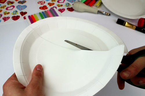 Porte-courrier avec des assiettes en carton