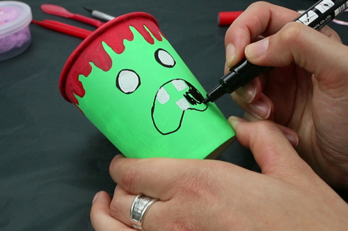 Bilboquet avec un gobelet