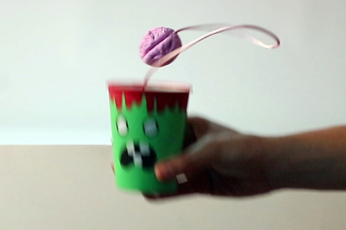 Bilboquet avec un gobelet