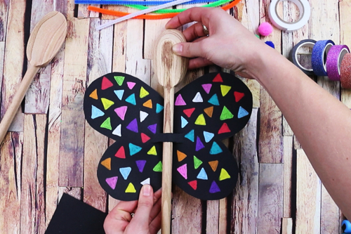 Marionnette papillon avec une cuillère en bois