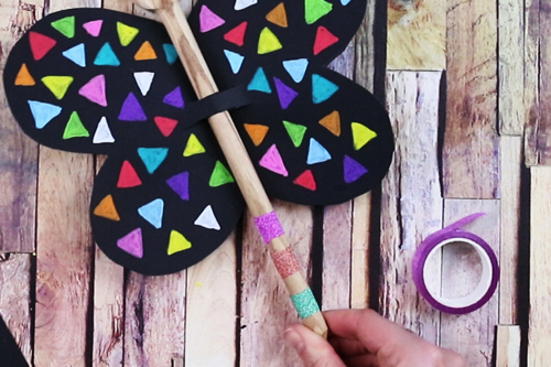 Marionnette papillon avec une cuillère en bois