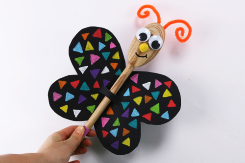 Marionnette papillon avec une cuillère en bois