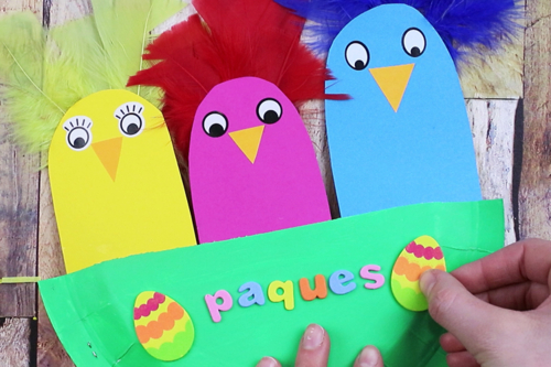 Poussins de Pâques dans leur nid