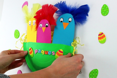 Poussins de Pâques dans leur nid