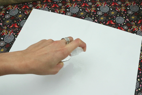 Tableau avec du papier de soie mouillé
