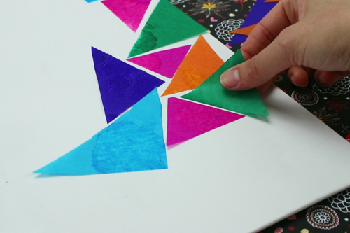 Tableau avec du papier de soie mouillé